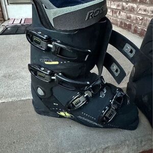Skiing boots